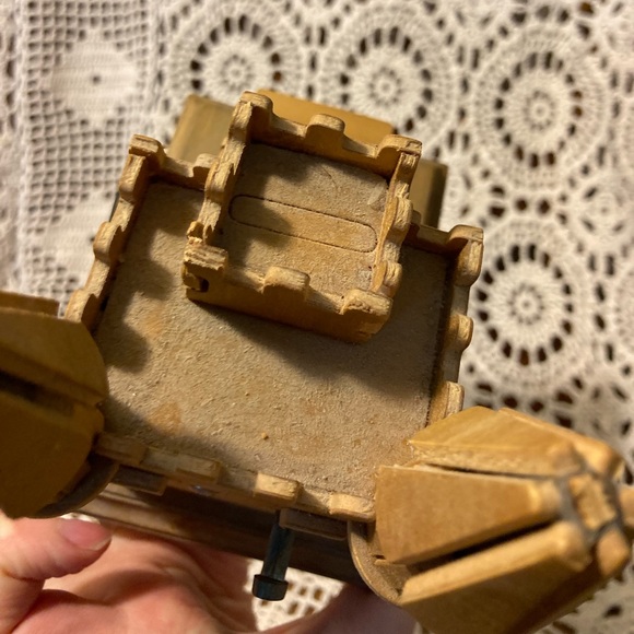 Vintage Camelot Castle Music Box - Picture 12 of 17